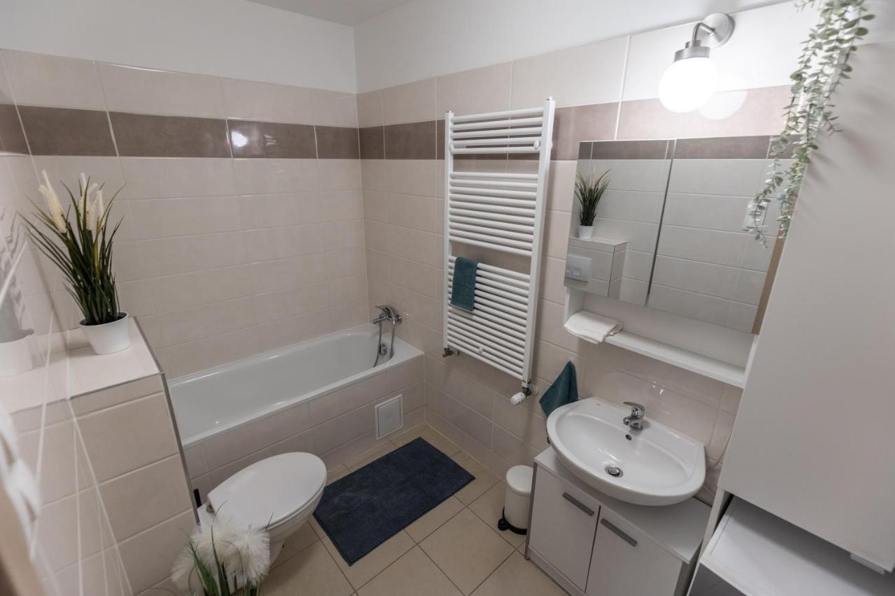 Need In Bp - Garage, Terraces, Aircon Apartament Budapesta